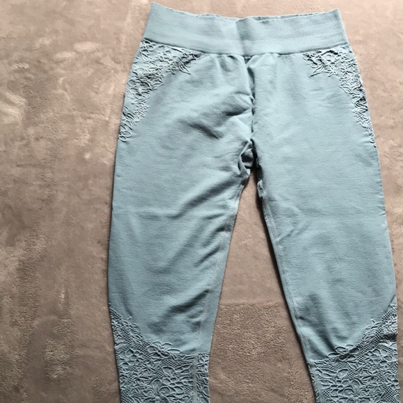 Fabletics Baby Blue Yogi Capris NWOT - Picture 2 of 4